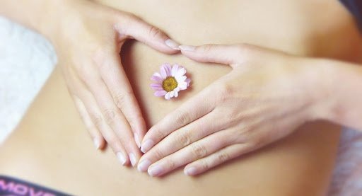 réaliser un auto-massage du ventre